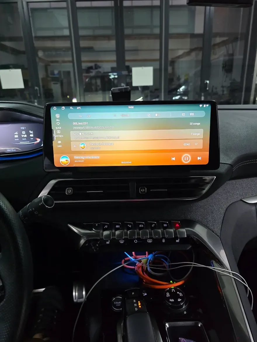 Peugeot 5008のAndroid Auto・CarPlay取付事例 施工写真 2-2