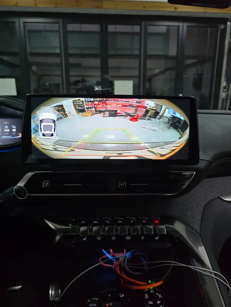 Peugeot 5008のAndroid Auto・CarPlay取付事例 施工写真 3-2