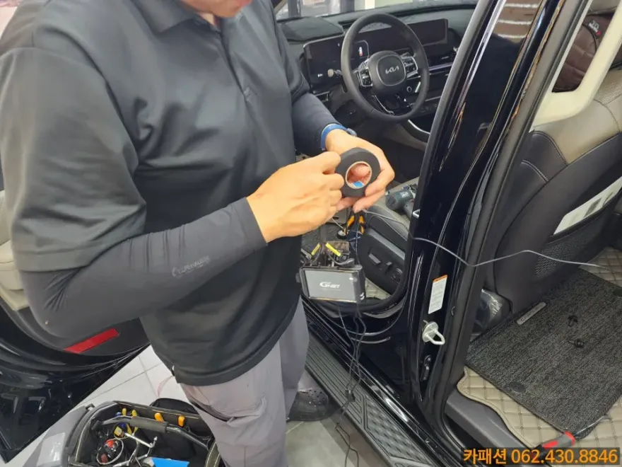 Kia Carnival KA4のドラレコ取付事例|費用目安・仕上がり 施工写真 1-2
