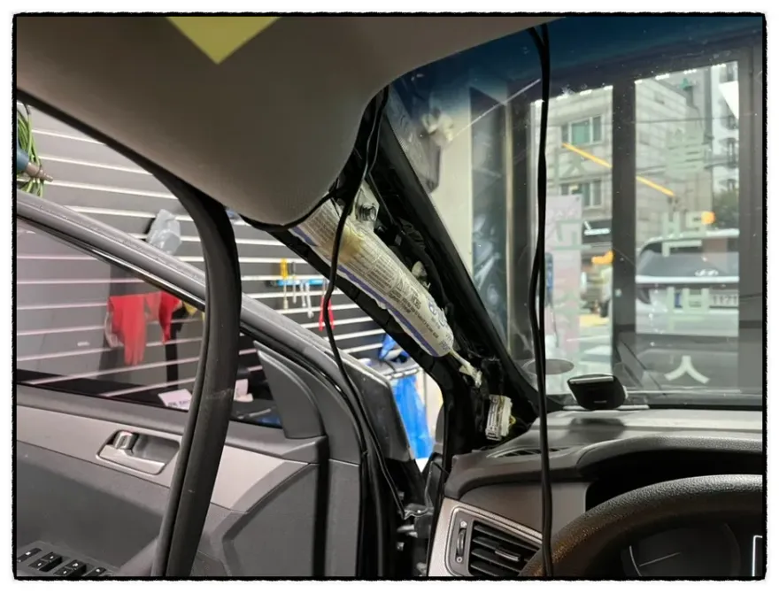 Hyundai Sonata New Riseのドライブレコーダー取付事例 施工写真 1-2