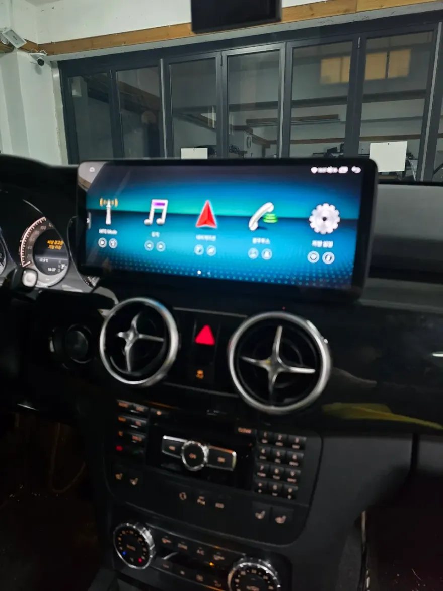 Mercedes-Benz GLKのAndroid Auto・CarPlay取付事例 施工写真 3-2