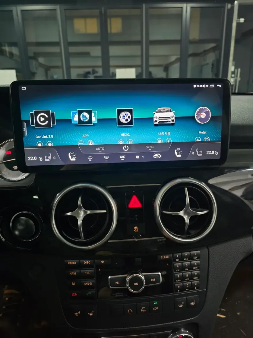Mercedes-Benz GLKのAndroid Auto・CarPlay取付事例 施工写真 1-3