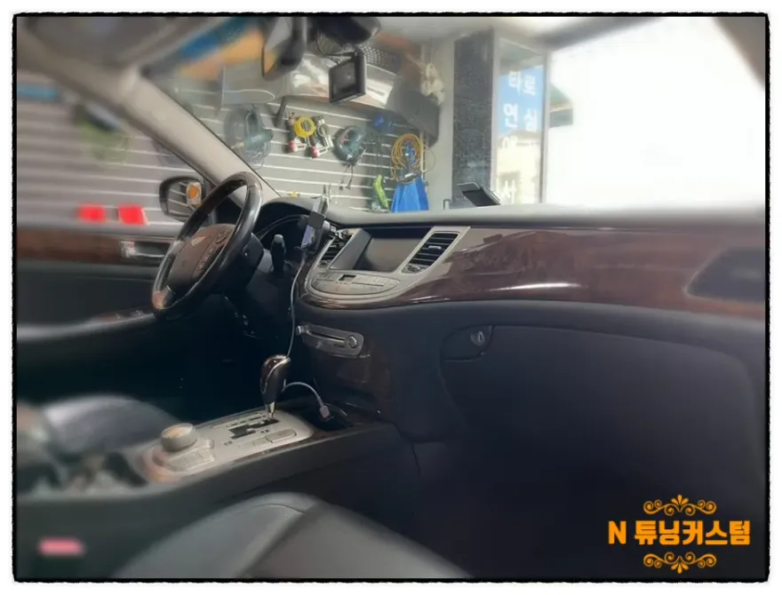 Genesis BHのカーラッピング事例|内装ウッドパネルのイメージチェンジ 施工写真 4-1