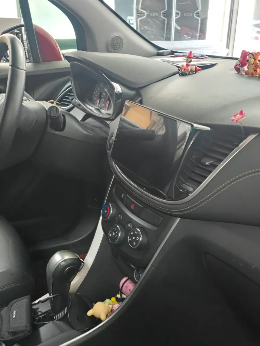 Chevrolet TraxのAndroid Auto・CarPlay取付事例 施工写真 2-2