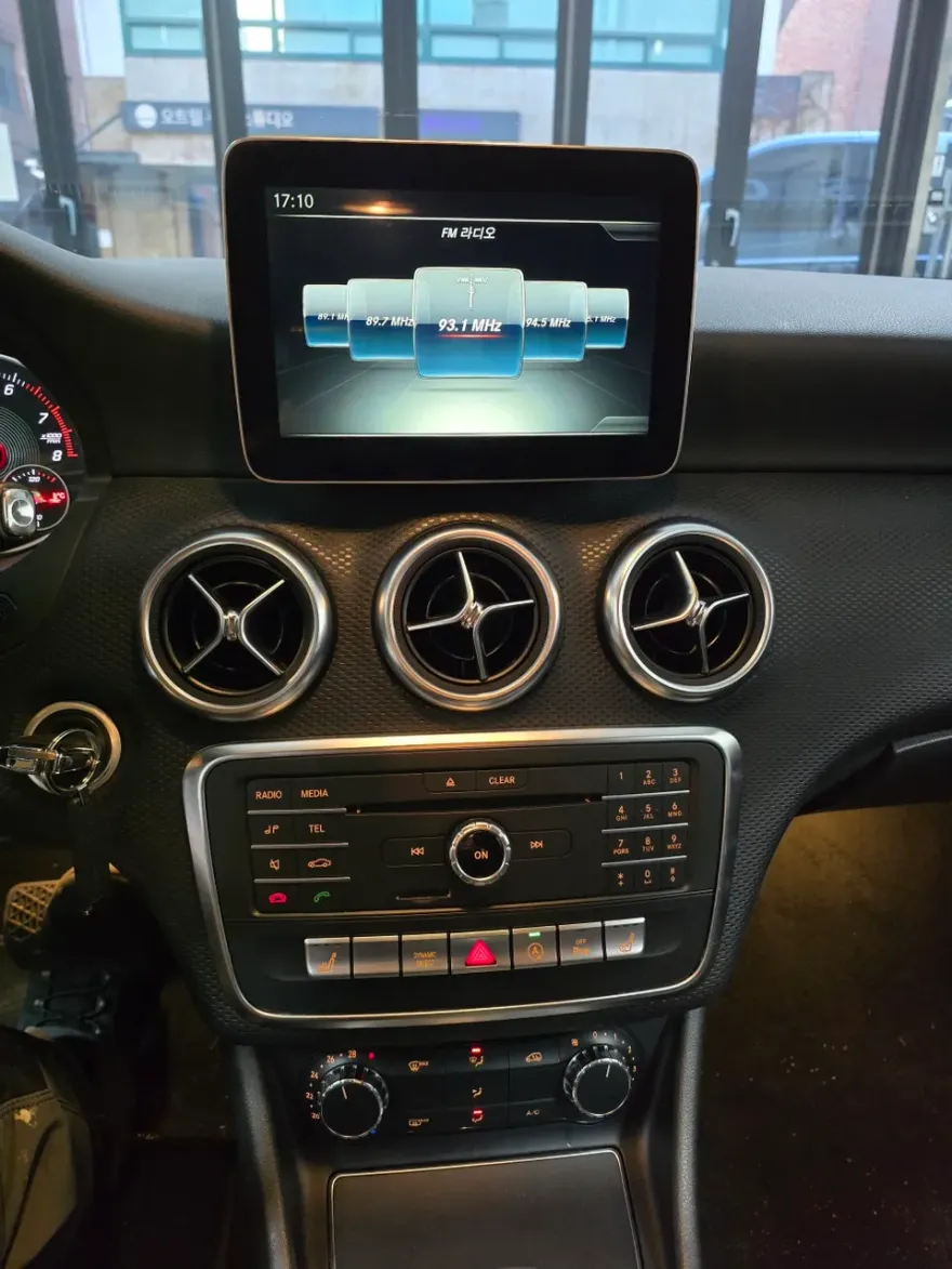 Mercedes-Benz A-ClassのAndroid Auto・CarPlay取付事例 施工写真 2-1