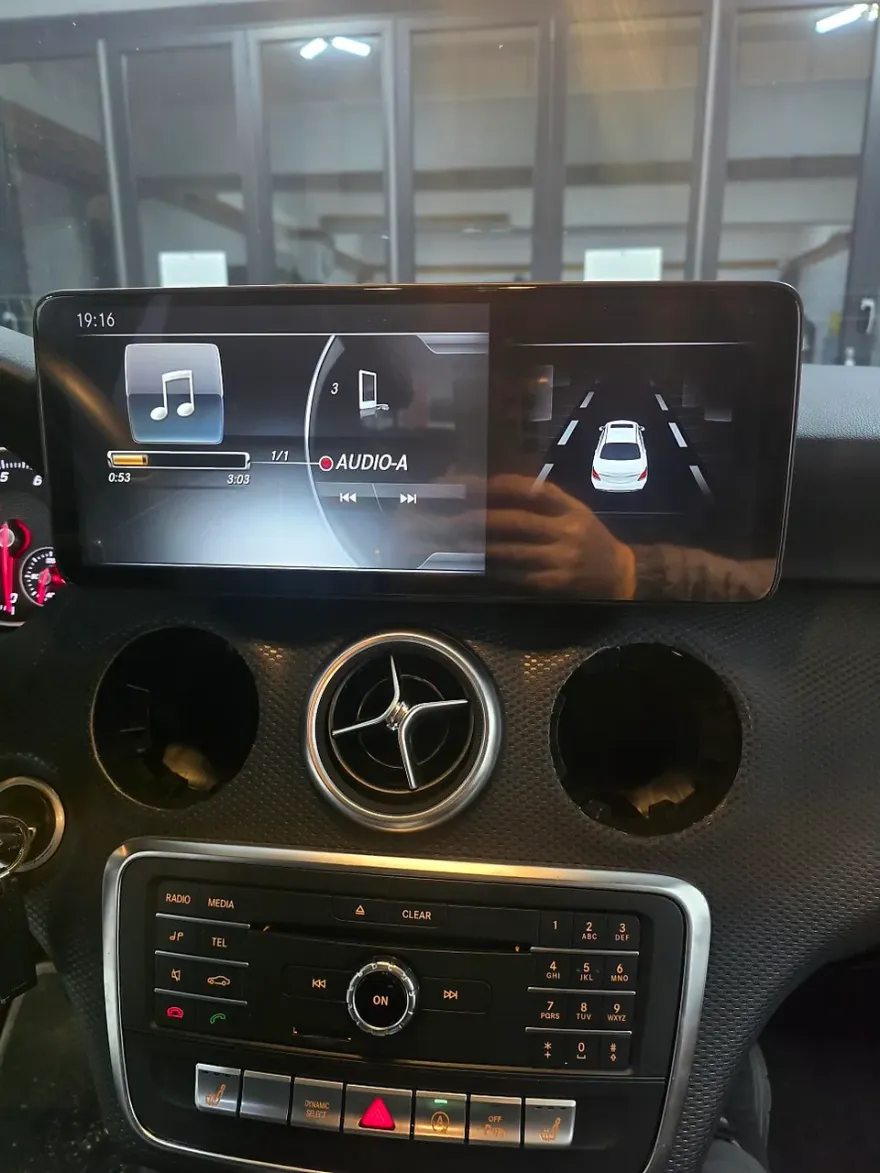 Mercedes-Benz A-ClassのAndroid Auto・CarPlay取付事例 施工写真 1-2