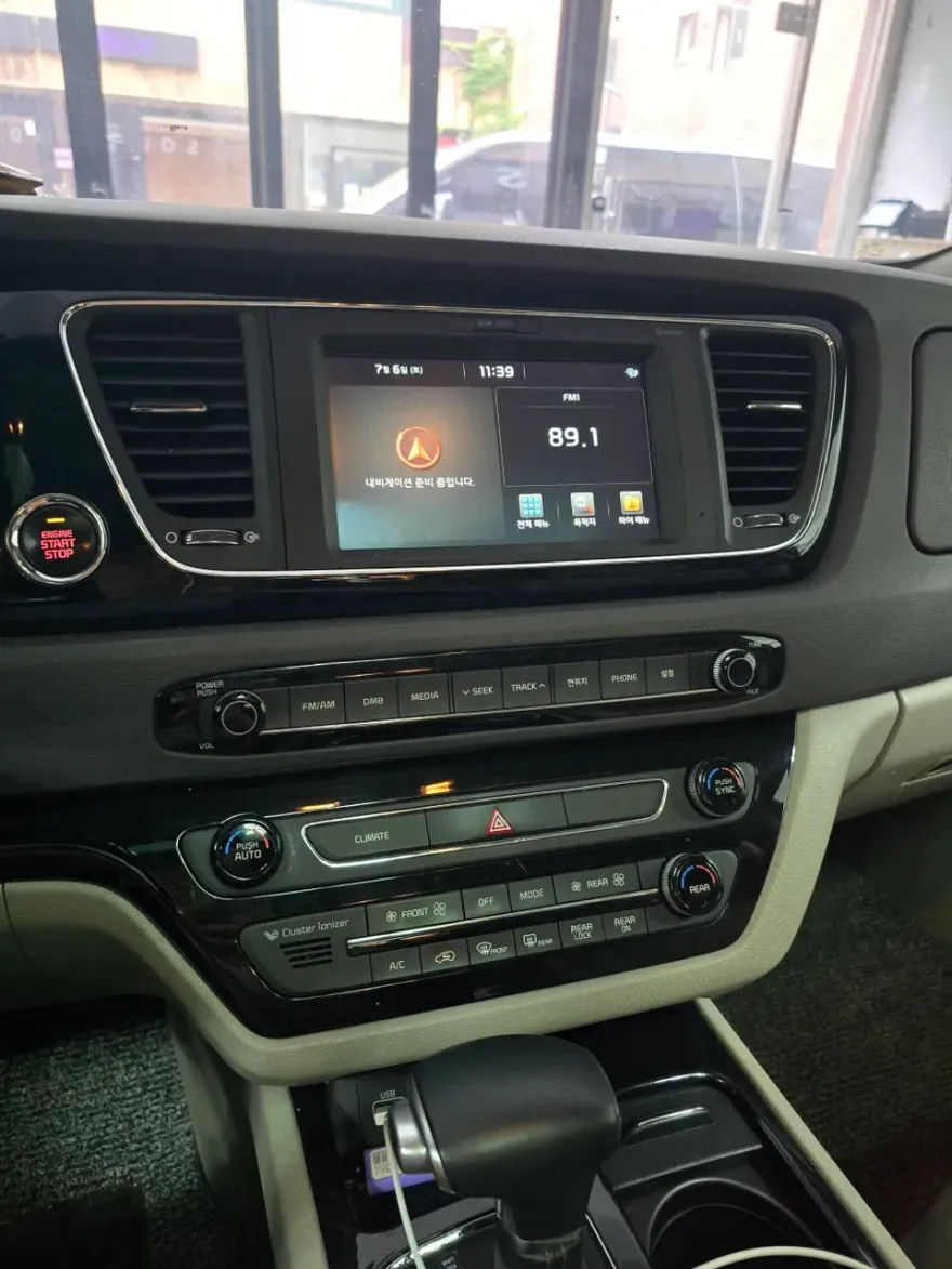 Kia CarnivalのAndroid Auto・CarPlay取付事例 施工写真 2-1