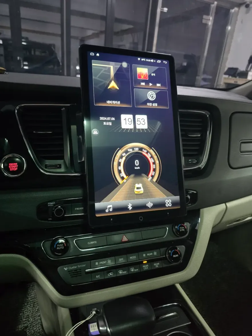 Kia CarnivalのAndroid Auto・CarPlay取付事例 施工写真 3-1
