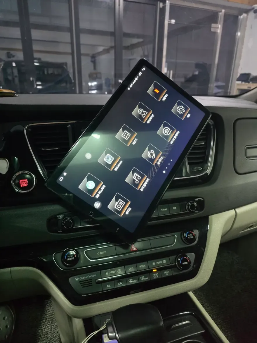 Kia CarnivalのAndroid Auto・CarPlay取付事例 施工写真 4-1