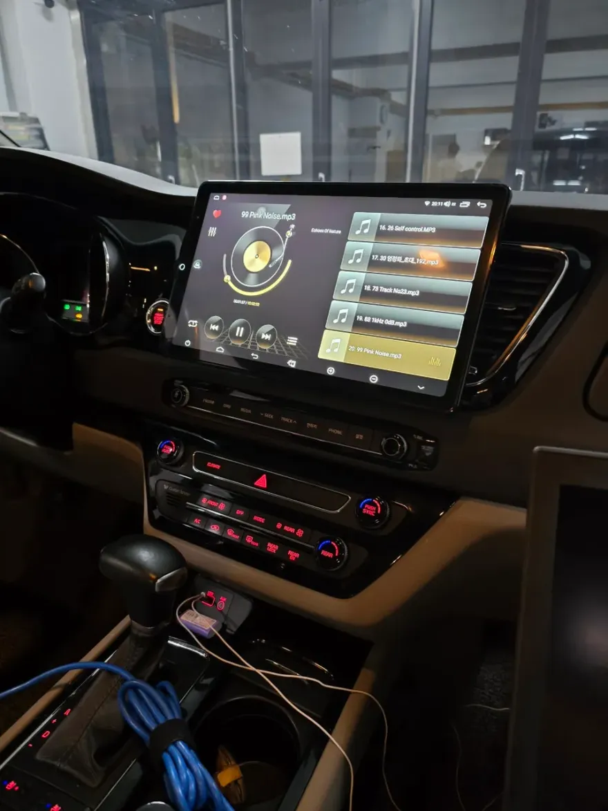 Kia CarnivalのAndroid Auto・CarPlay取付事例 施工写真 1-2