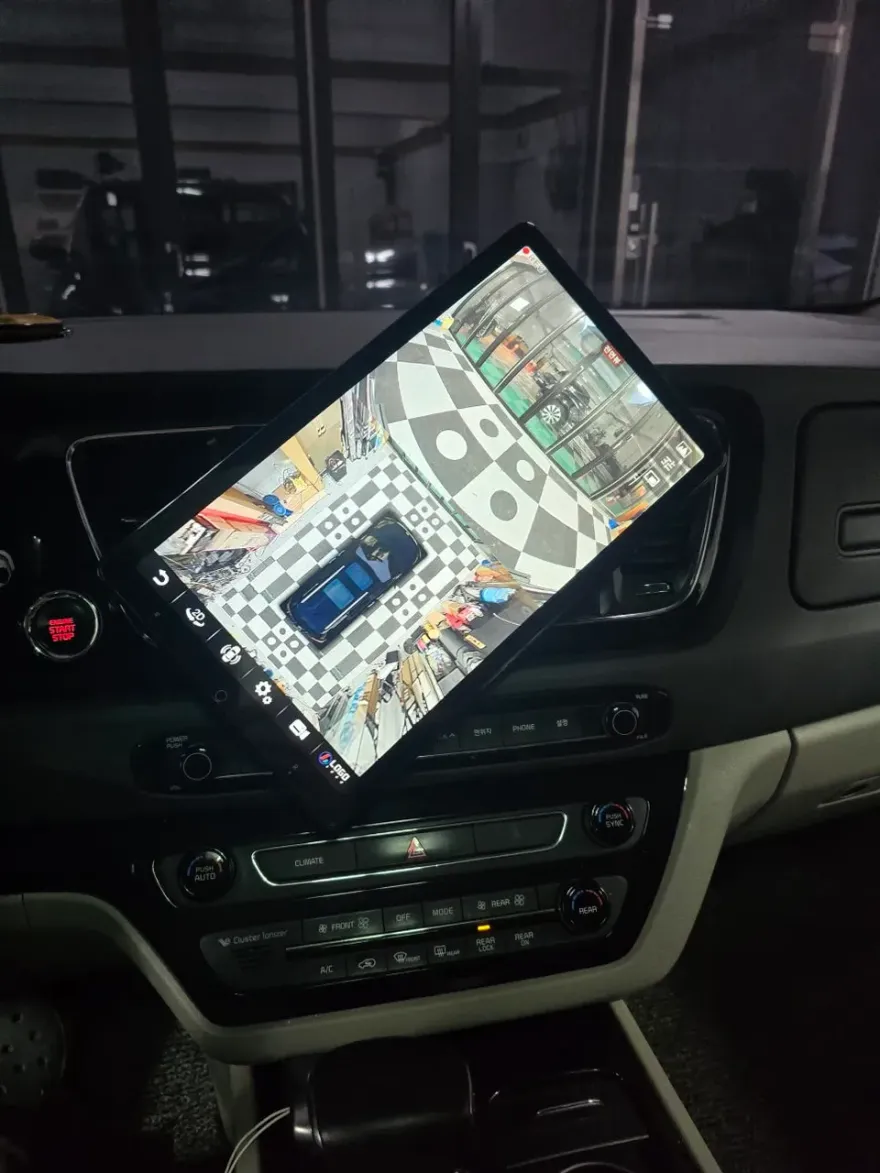 Kia CarnivalのAndroid Auto・CarPlay取付事例 施工写真 3-2