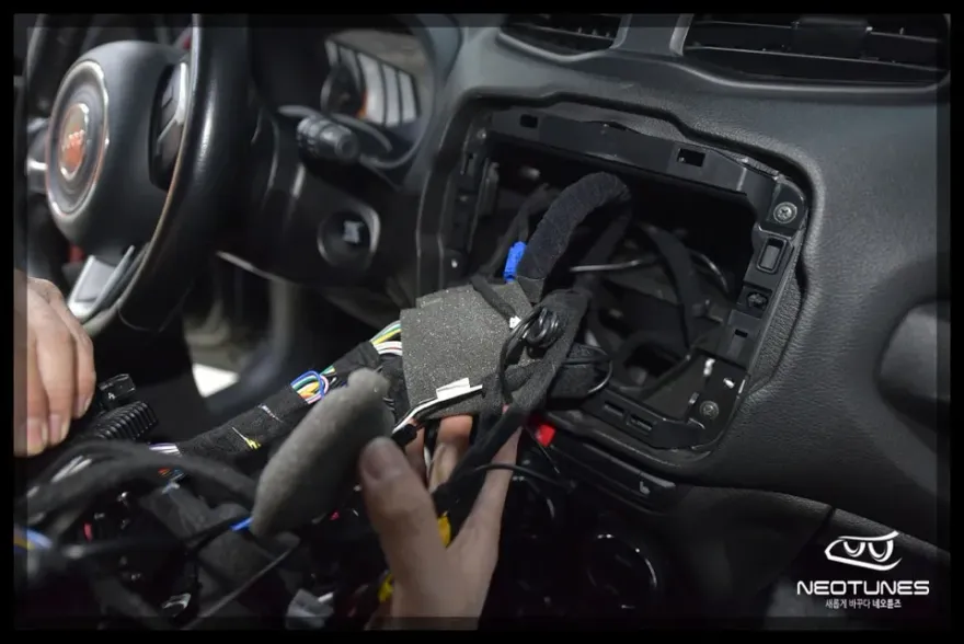 Jeep RenegadeのAndroid Auto・CarPlay取付事例 施工写真 3-1