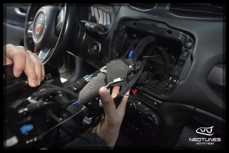 Jeep RenegadeのAndroid Auto・CarPlay取付事例 施工写真 4-1