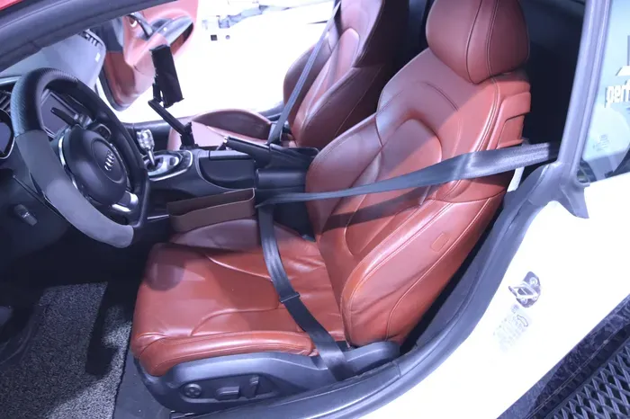 Audi R8 interior customization - Audi R8 Interior Customization Review: Red Wine Seatbelts photo 3