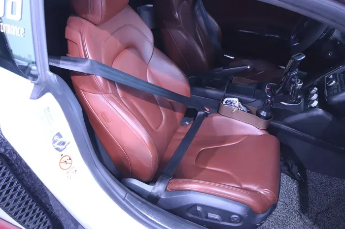 Audi R8 interior customization - Audi R8 Interior Customization Review: Red Wine Seatbelts photo 4