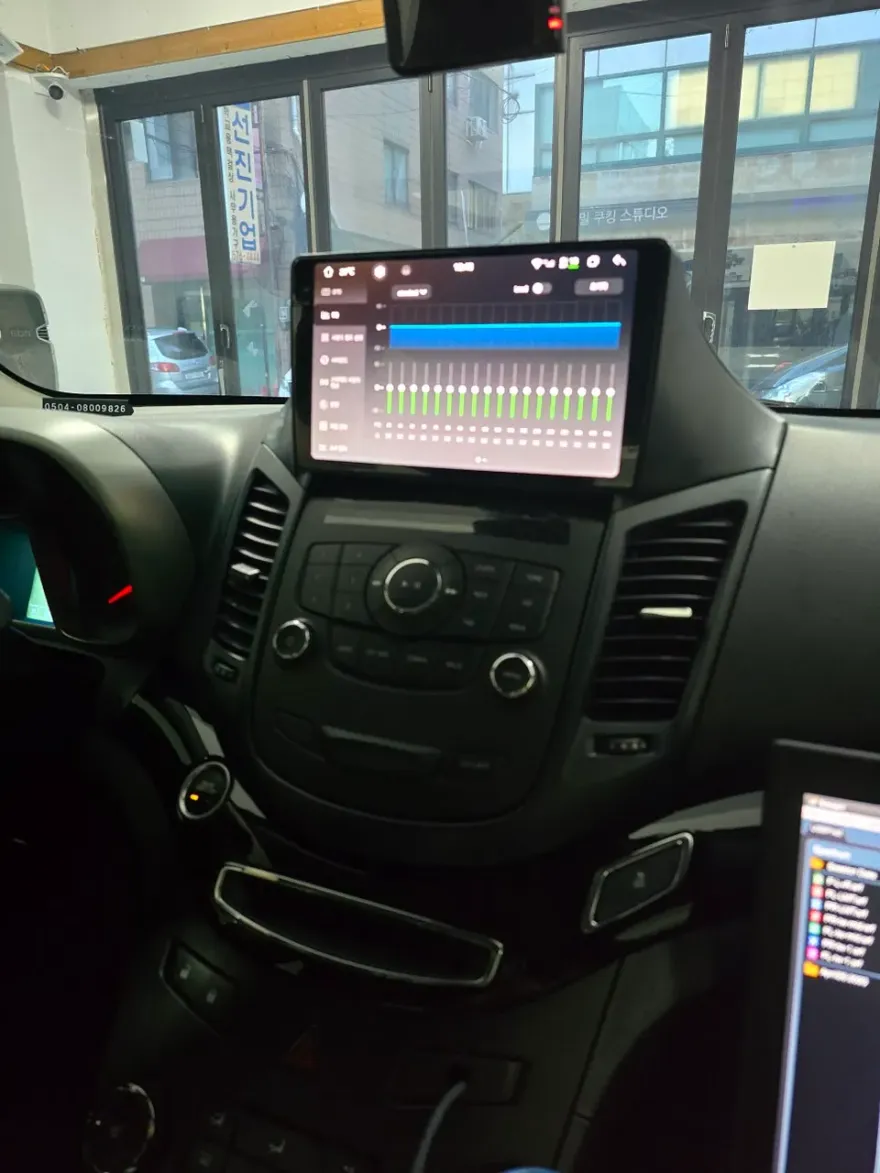 Chevrolet OrlandoのAndroid Auto・CarPlay取付事例 施工写真 2-2