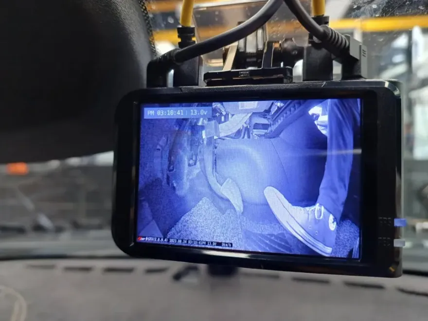 Kia Niro Hybridのドラレコ取付事例|急加速対策 施工写真 3-2
