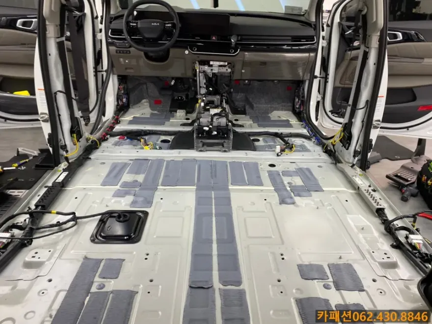 Kia Carnival KA4 soundproofing - Kia Carnival KA4 Soundproofing Review: Road Noise Reduction photo 3