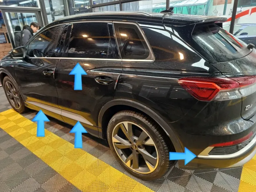 Audi Q4 e-tronのカーラッピング事例|クローム除去で印象激変 施工写真 3-1