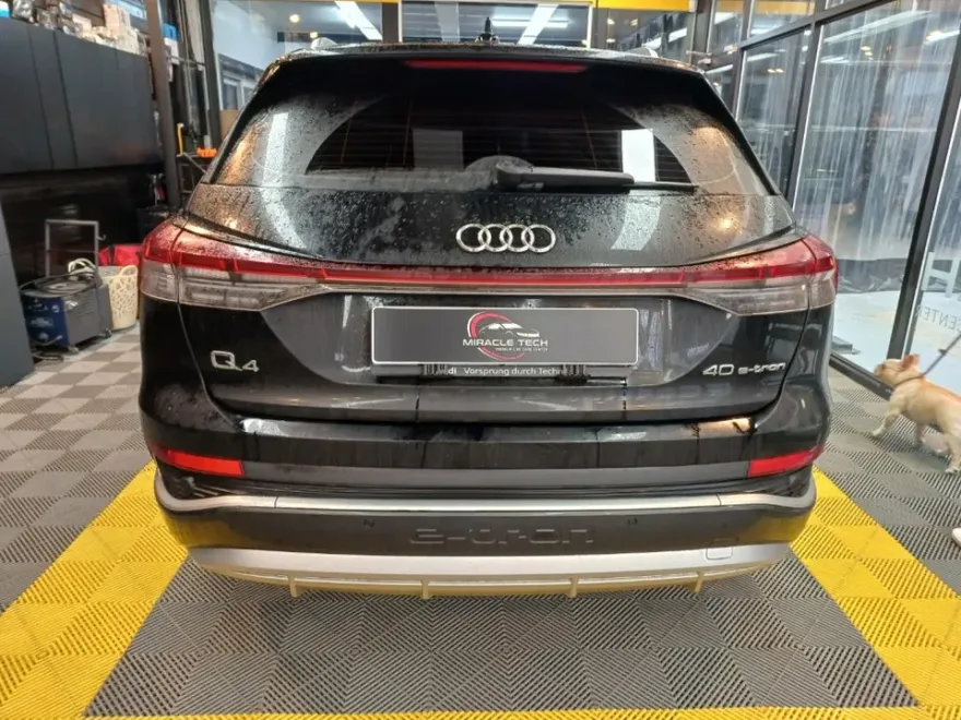 Audi Q4 e-tronのカーラッピング事例|クローム除去で印象激変 施工写真 4-1