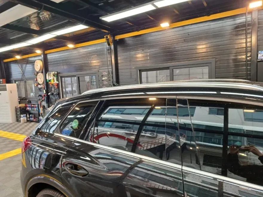 Audi Q4 e-tronのカーラッピング事例|クローム除去で印象激変 施工写真 1-2