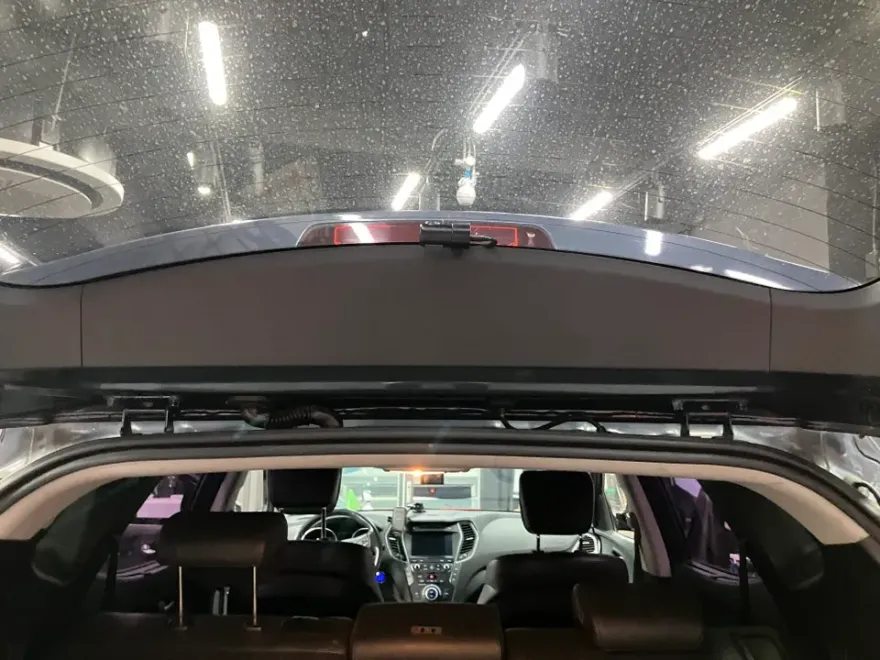 Hyundai Santa Feのドラレコ取付事例|費用目安・仕上がり 施工写真 2-3