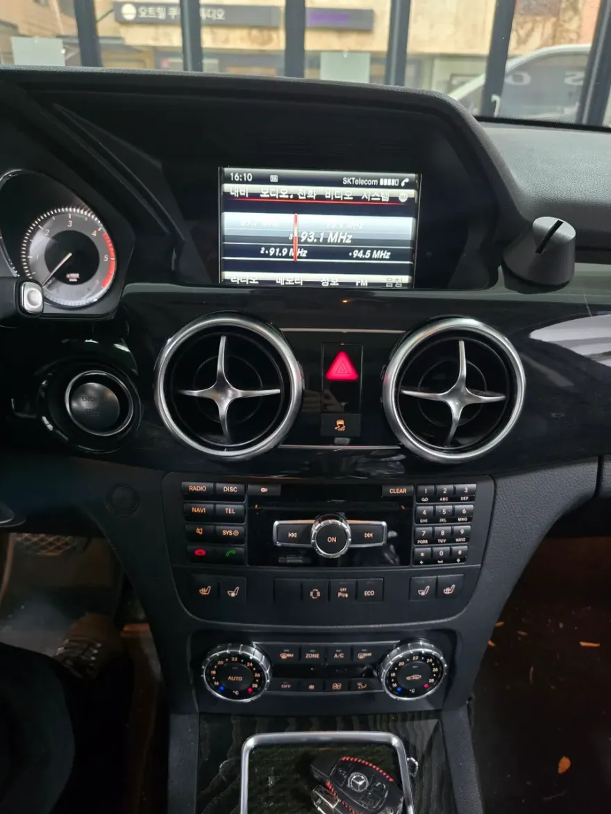 Mercedes-Benz GLKのAndroid Auto・CarPlay取付事例 施工写真 3-1