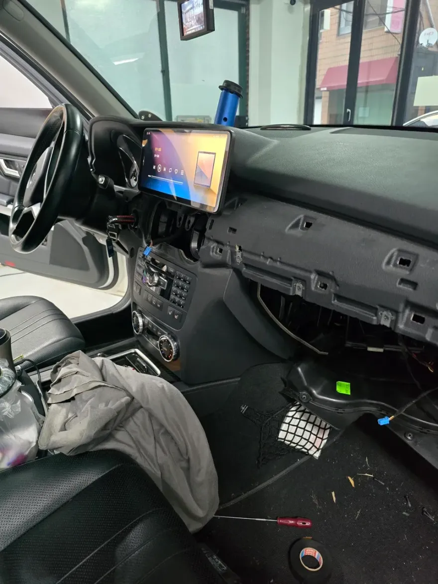 Mercedes-Benz GLKのAndroid Auto・CarPlay取付事例 施工写真 1-2