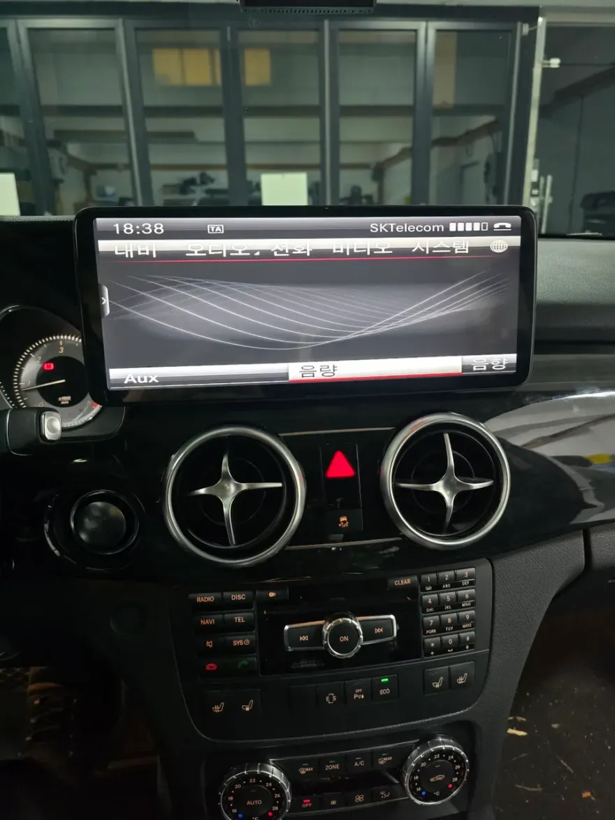 Mercedes-Benz GLKのAndroid Auto・CarPlay取付事例 施工写真 2-2
