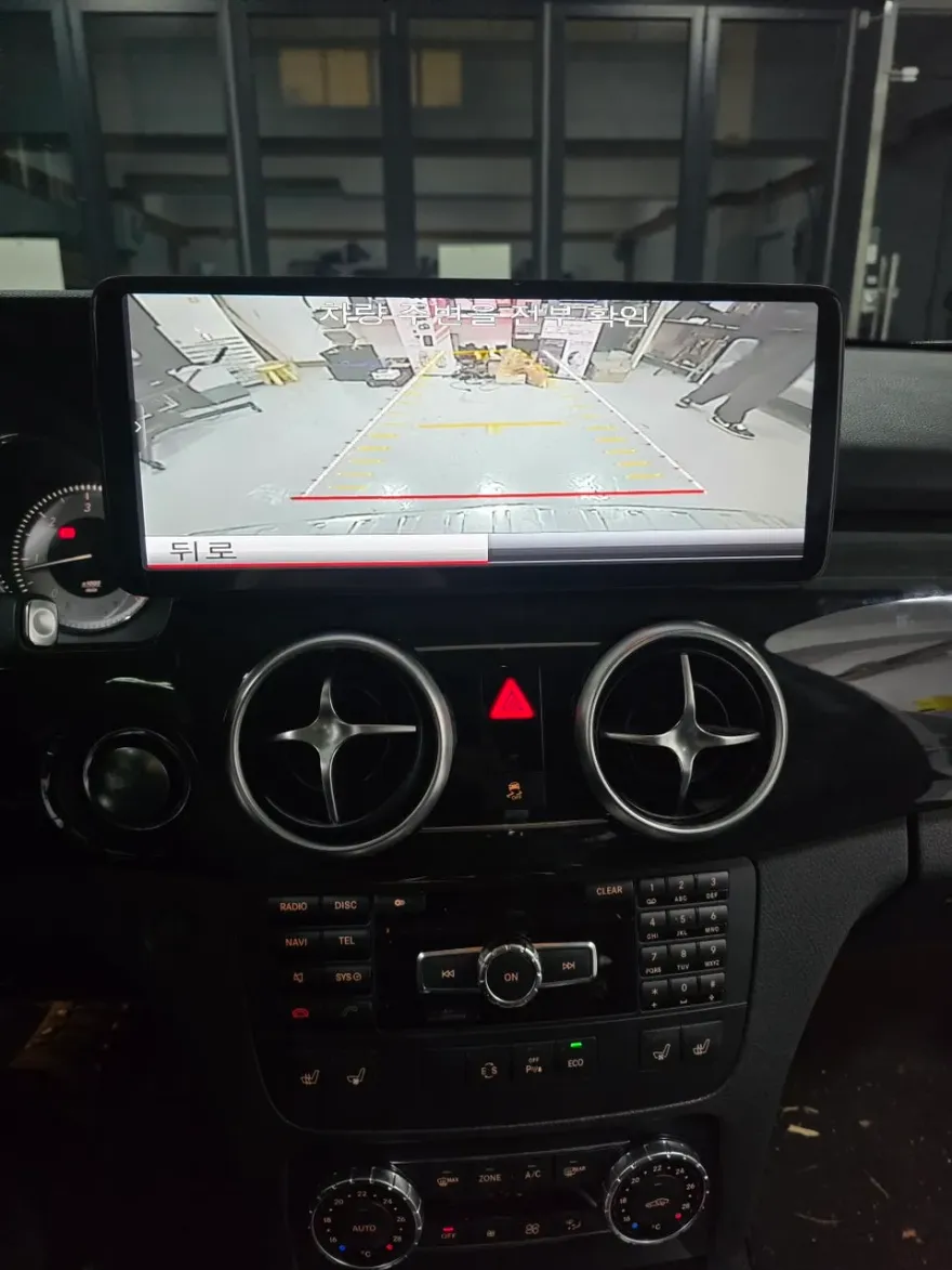 Mercedes-Benz GLKのAndroid Auto・CarPlay取付事例 施工写真 1-3