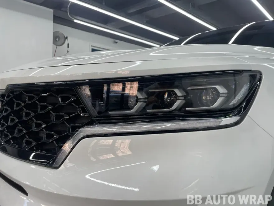 Kia Sorento MQ4 PPF施工事例|ヘッドライトのトーンダウンと保護 施工写真 1-2