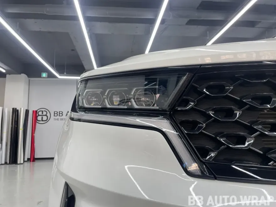 Kia Sorento MQ4 PPF施工事例|ヘッドライトのトーンダウンと保護 施工写真 2-2