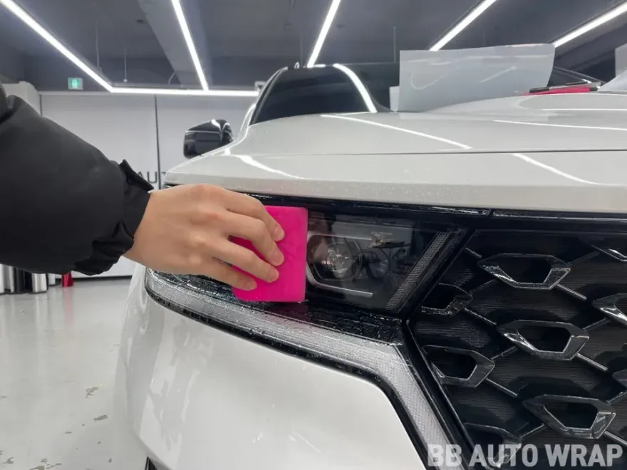 Kia Sorento MQ4 PPF施工事例|ヘッドライトのトーンダウンと保護 施工写真 2-3
