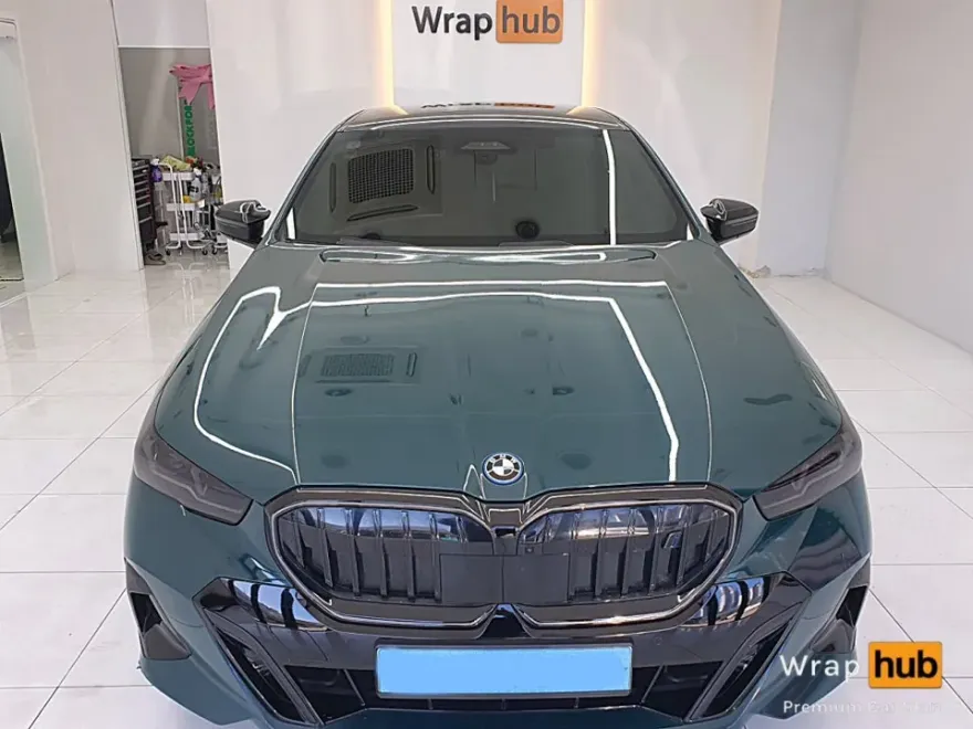 BMW i5のカーラッピング事例|費用目安・仕上がり 施工写真 2-1