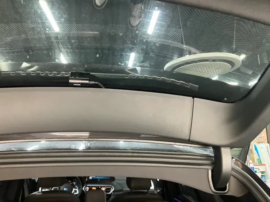 BMW X3のドラレコ取付事例|費用目安と仕上がり 施工写真 1-3