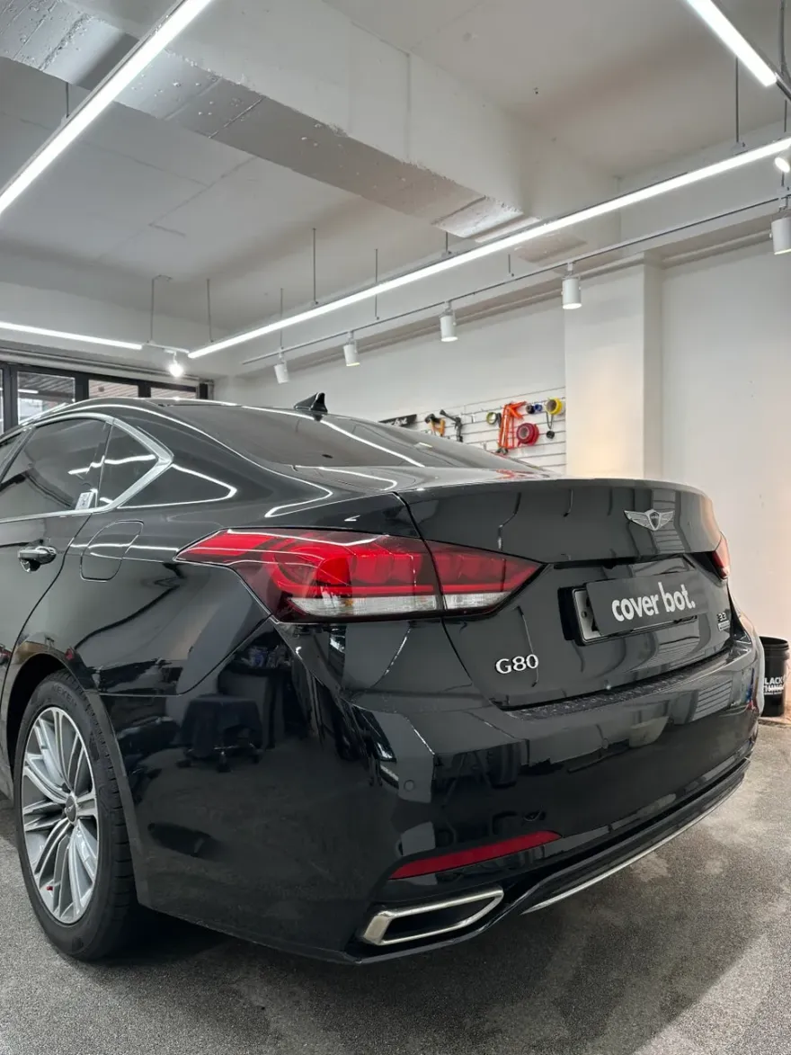 Genesis G80のカーラッピング事例|サテンパールホワイト 施工写真 4-1