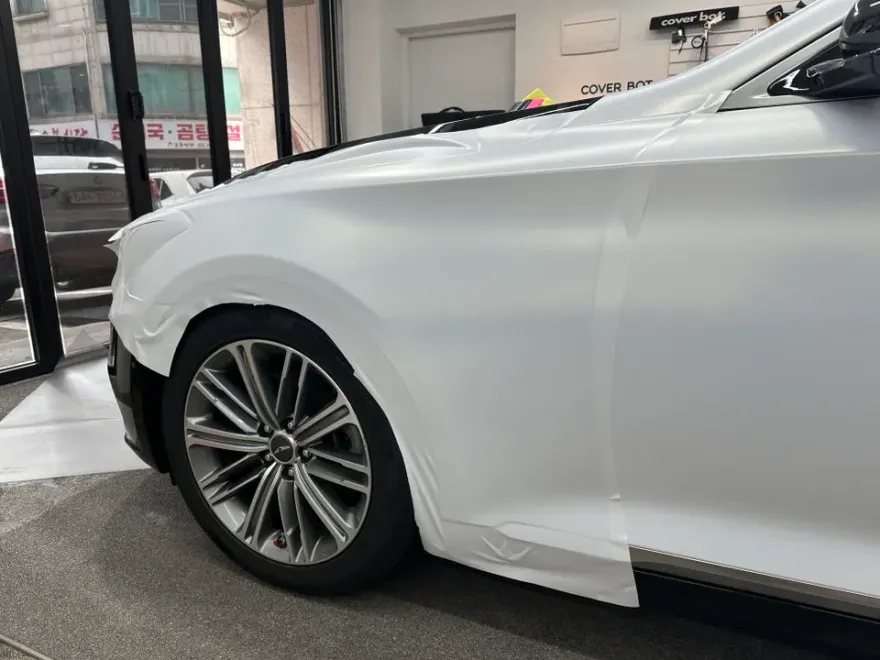 Genesis G80のカーラッピング事例|サテンパールホワイト 施工写真 2-2