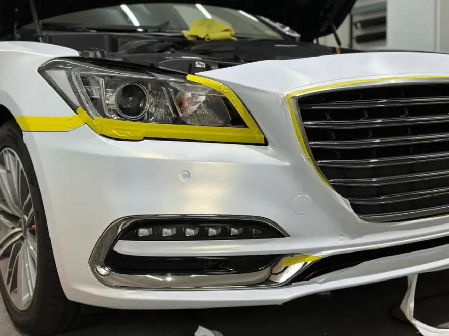 Genesis G80のカーラッピング事例|サテンパールホワイト 施工写真 4-2