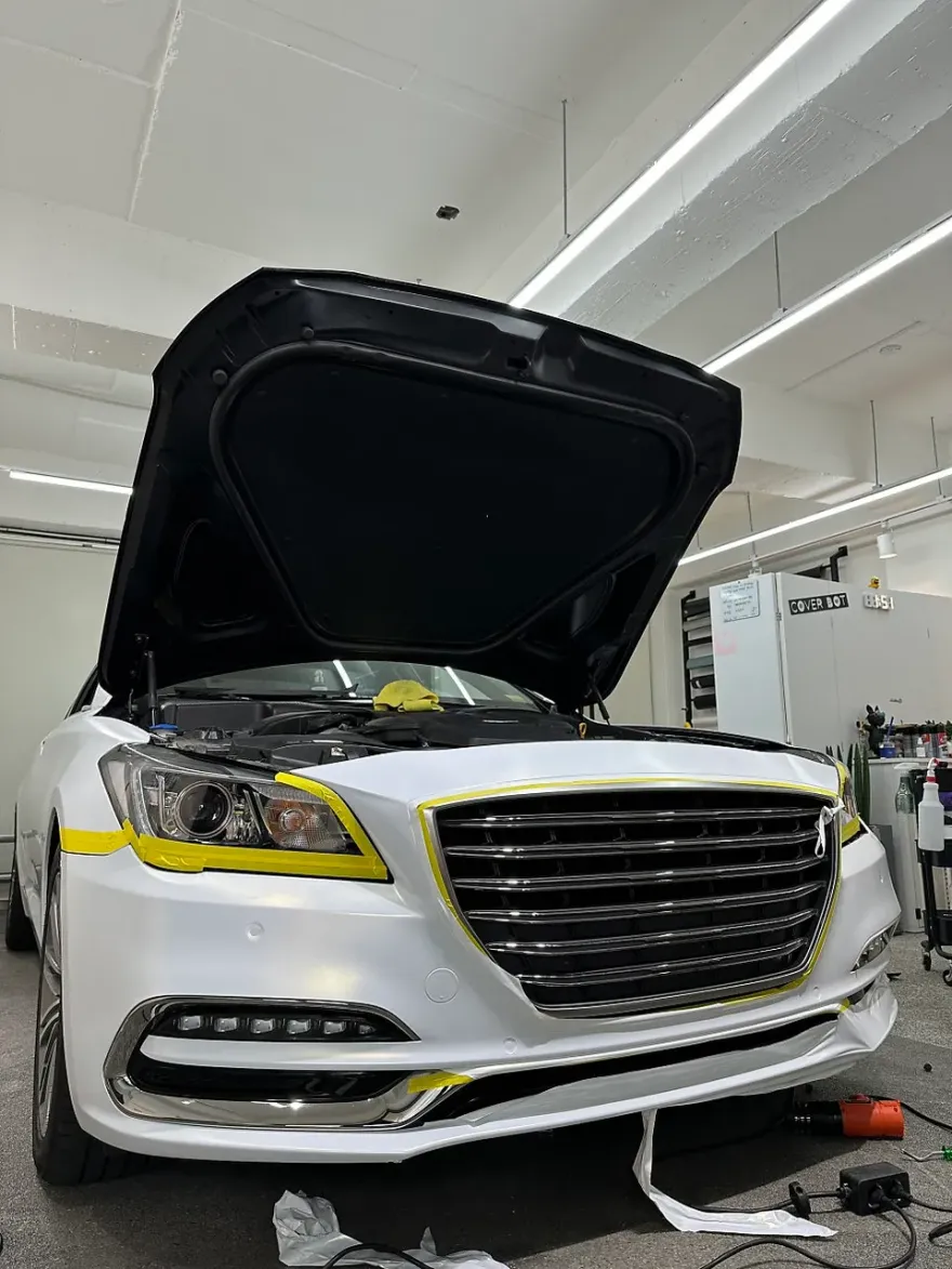 Genesis G80のカーラッピング事例|サテンパールホワイト 施工写真 1-3