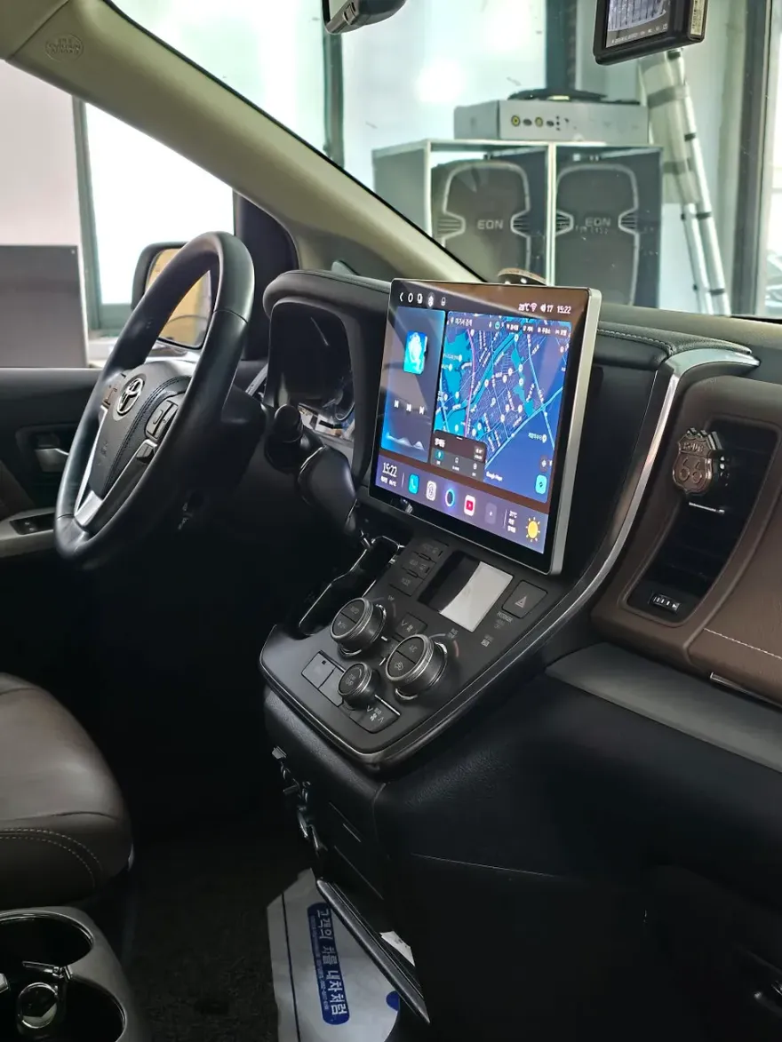 Toyota SiennaのAndroid Auto・CarPlay取付事例 施工写真 3-1
