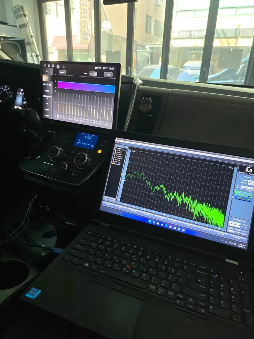 Toyota SiennaのAndroid Auto・CarPlay取付事例 施工写真 1-3