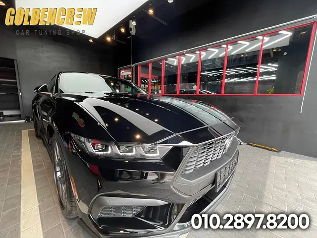 Ford Mustangのカーラッピング事例|サテンブラックのデカールで個性をプラス 施工写真 1-2