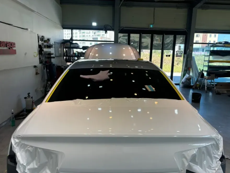 Audi A6のカーラッピング事例|光沢ホワイトで高級感アップ 施工写真 3-2
