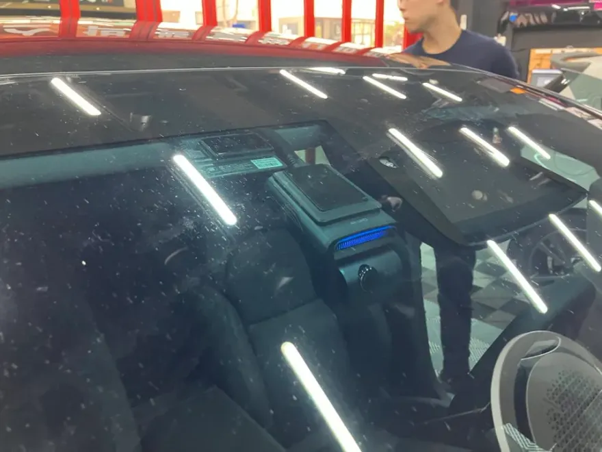 Tesla Model 3のドラレコ取付事例|費用目安・仕上がり 施工写真 3-2