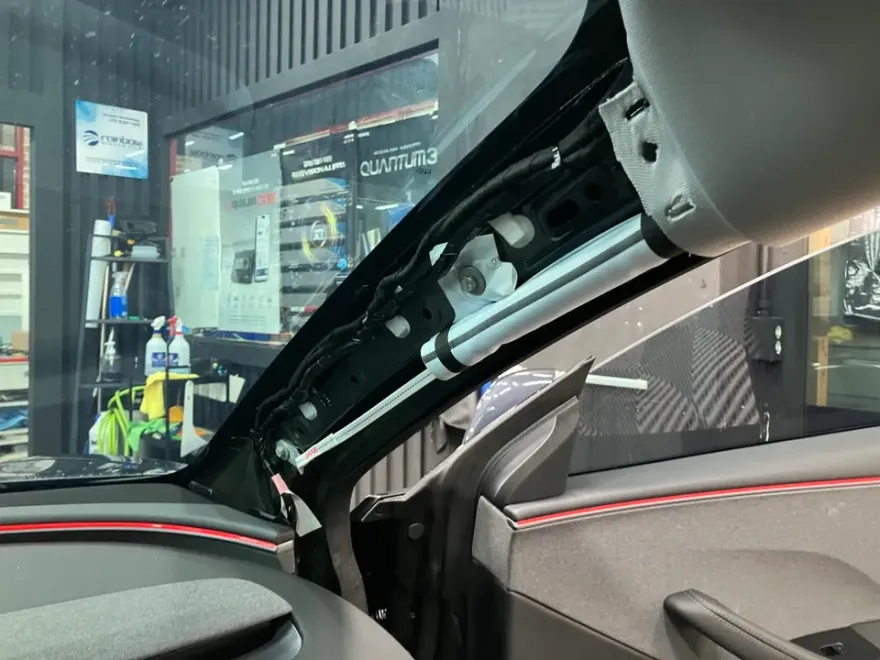 Tesla Model 3のドラレコ取付事例|費用目安・仕上がり 施工写真 1-3