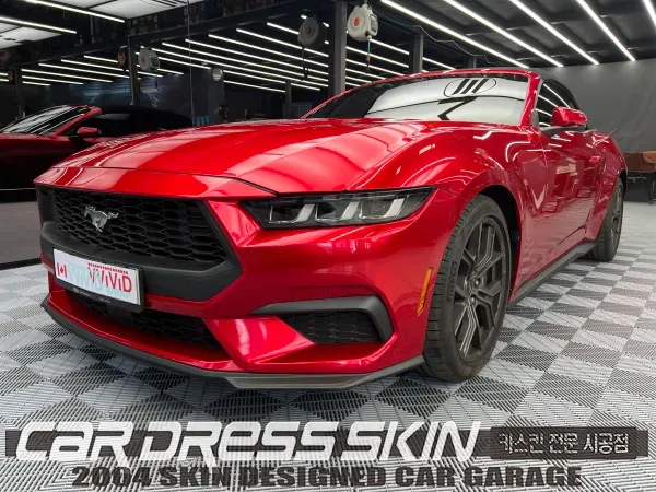 Ford Mustang Convertibleのカーラッピング事例｜深紅「トゥルーブラッド」で再施工 施工写真 1-1
