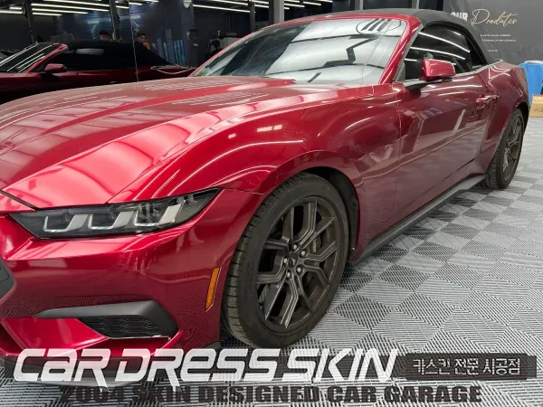 Ford Mustang Convertibleのカーラッピング事例｜深紅「トゥルーブラッド」で再施工 施工写真 2-1