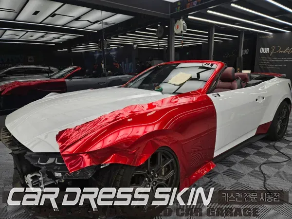 Ford Mustang Convertibleのカーラッピング事例｜深紅「トゥルーブラッド」で再施工 施工写真 2-3