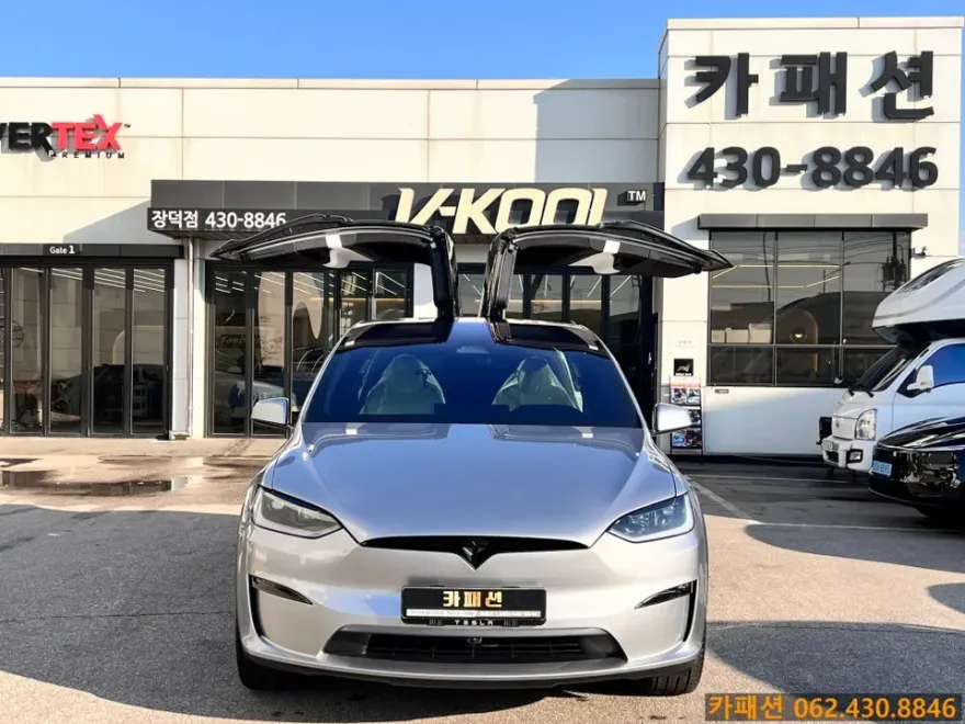 Tesla Model X window tinting installation result