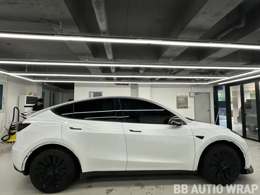 Tesla Model Y vinyl wrap - Tesla Model Y Vinyl Wrap Review: GT Silver Cost & Results photo 3